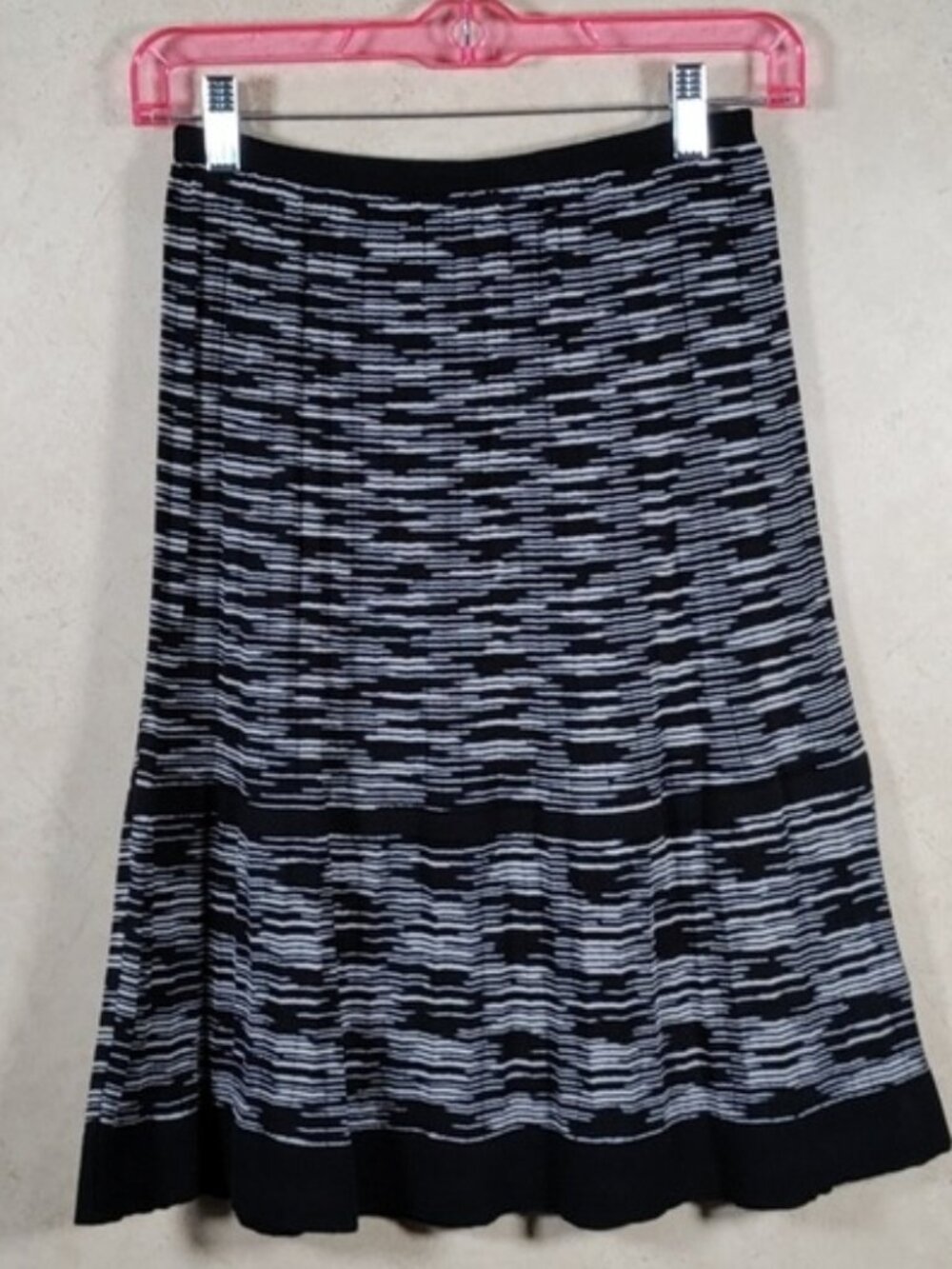 Black and white pleated elastic waist skirt 40 US 4